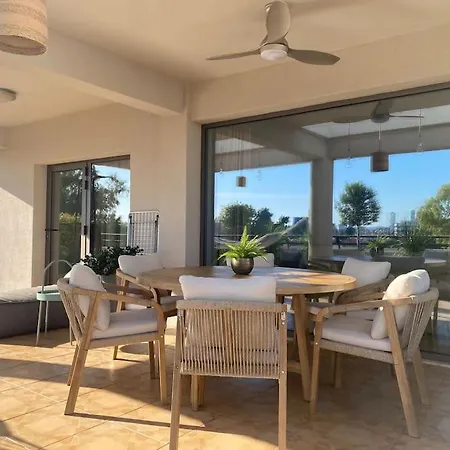 דירה The View Penthouse Near Columbia Beach לימסול