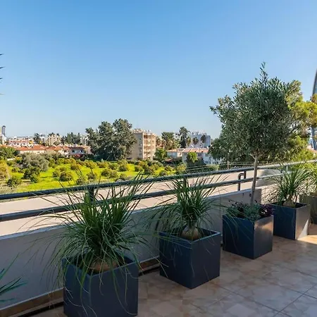 The View Penthouse Near Columbia Beach דירה